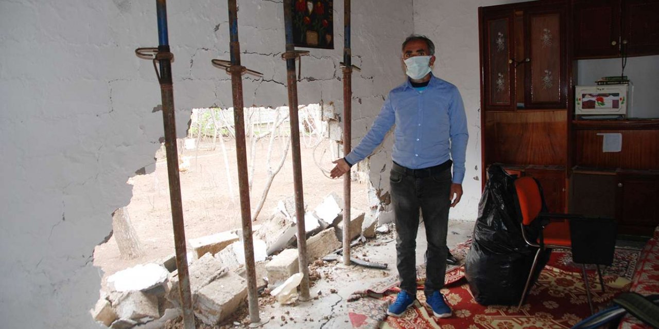 Evin bir bölümü yıkılan aile yardım bekliyor