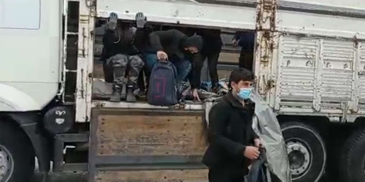 112 koçberên ku di kamyonê de rêwîtî dikirin hatin girtin