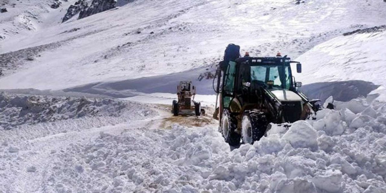 Van'da yağan kar ve tipiden dolayı 99 yerleşim yolu ulaşıma kapandı