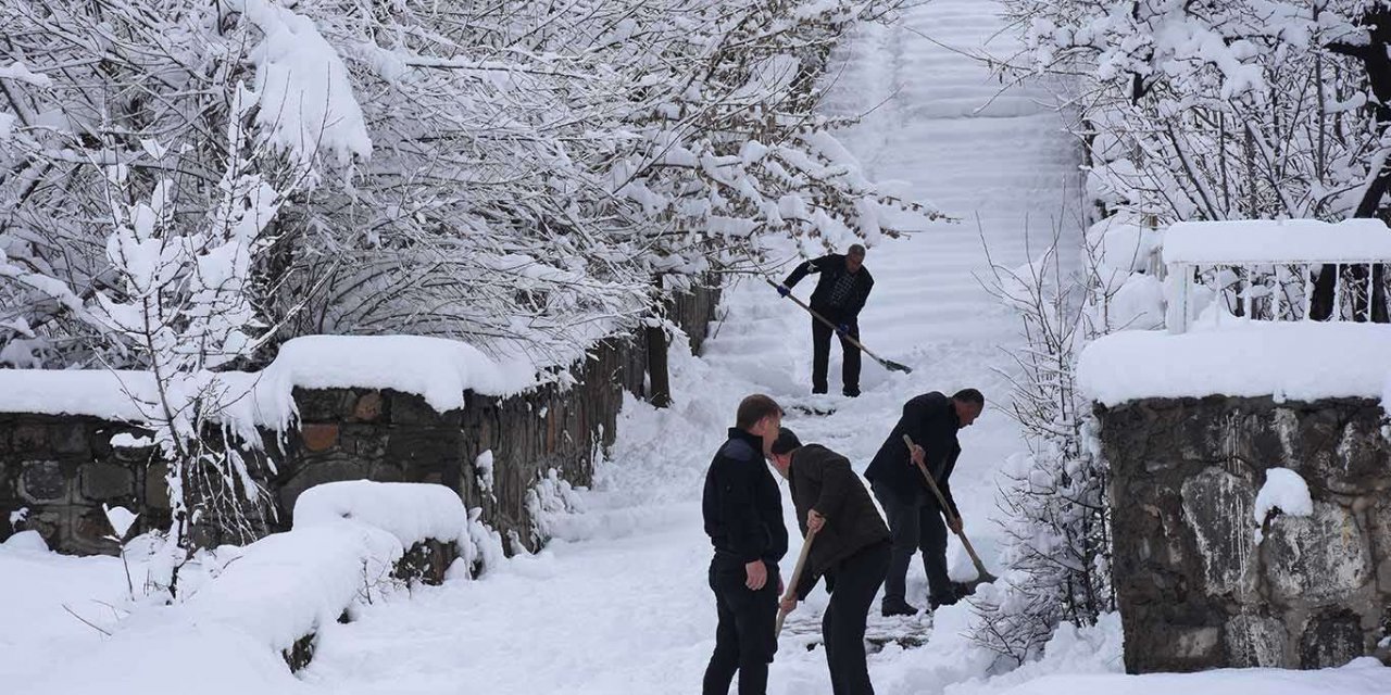 Li Bidlîsê rêya 275 gundan ji ber berfê hat girtin