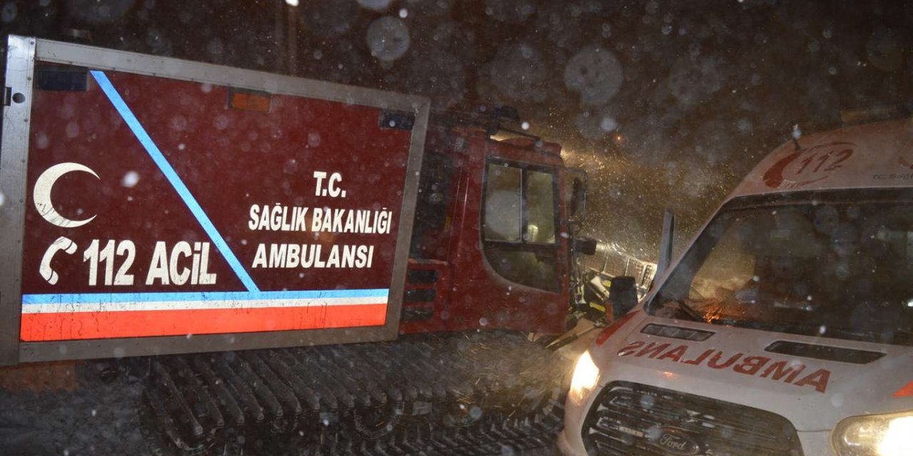 Hasta bebek 13 saatlik çalışmayla hastaneye ulaştırıldı