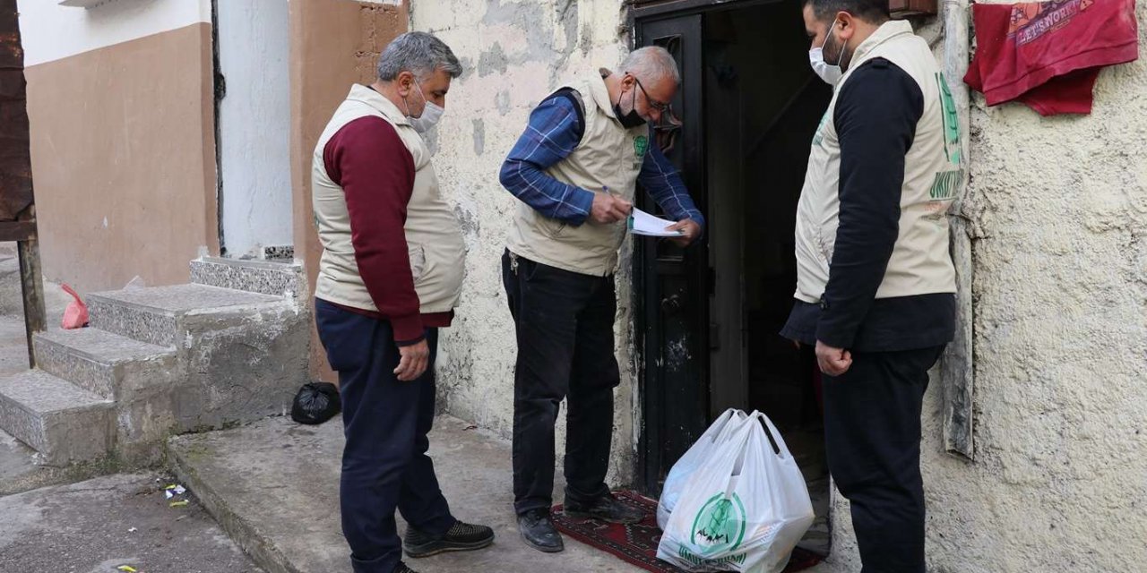 Gaziantep Umut Kervanı Beraat Kandili’nde fakirlerin yüzünü güldürdü