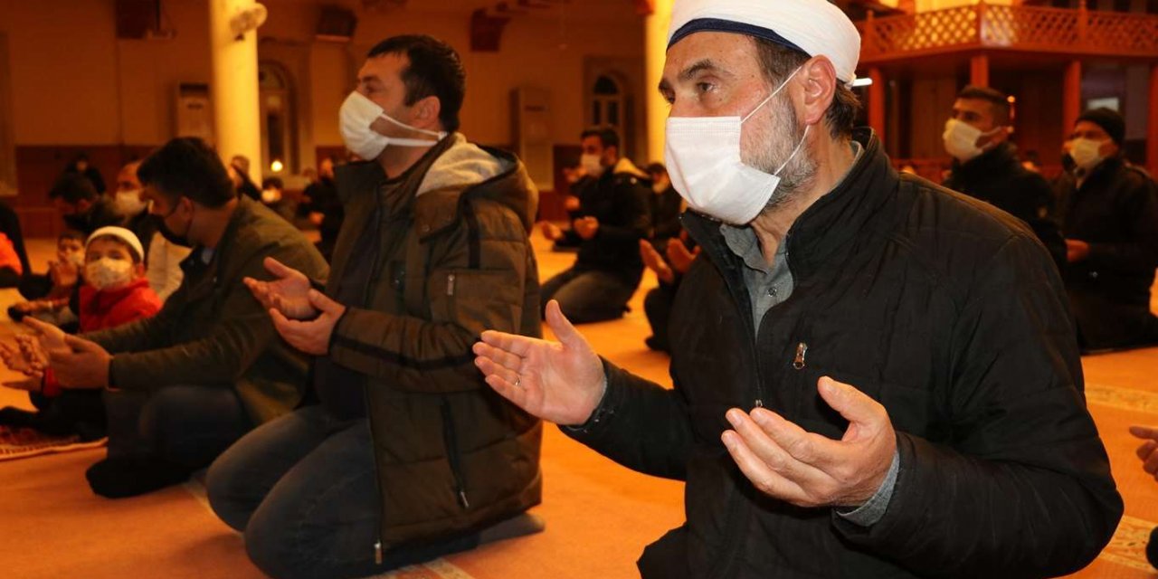 Beraat Kandili’nde eller “beraat” için açıldı