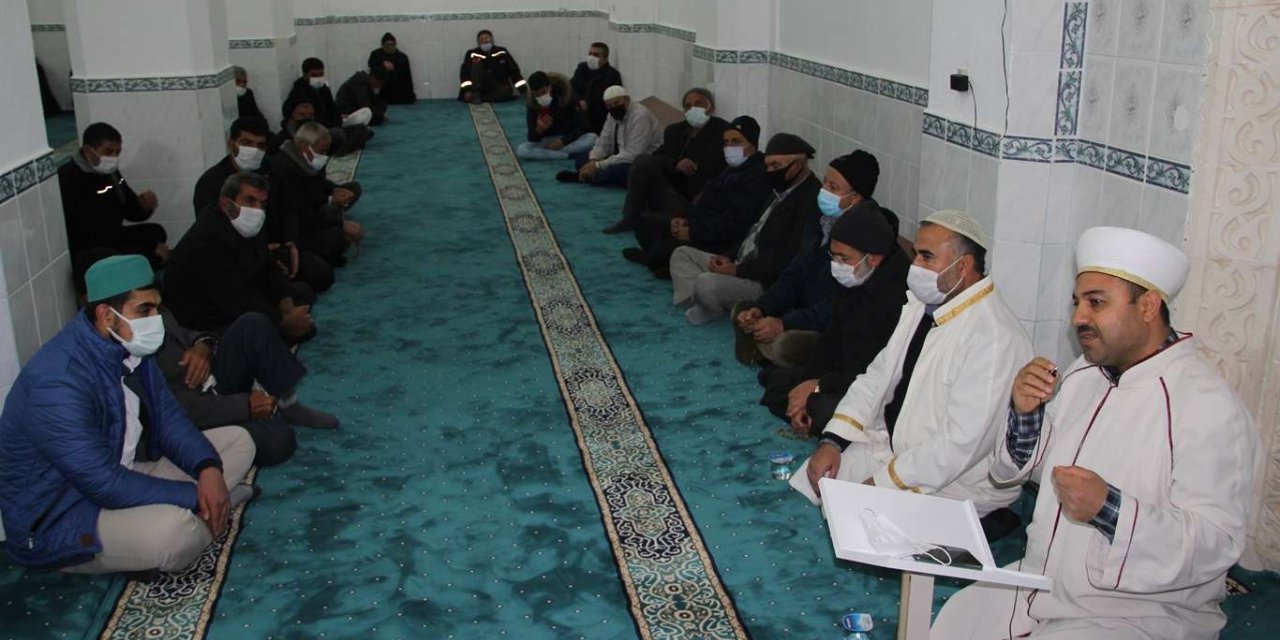 Beraat Kandilinde eller "beraat" için duaya yükseldi