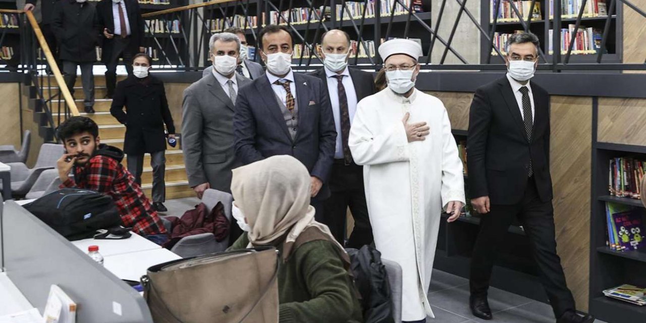Halk kütüphanesini gezen Diyanet İşleri Başkanı Erbaş ilmin önemine dikkat çekti