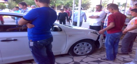 Çınar'da otomobil kaldırıma çıktı