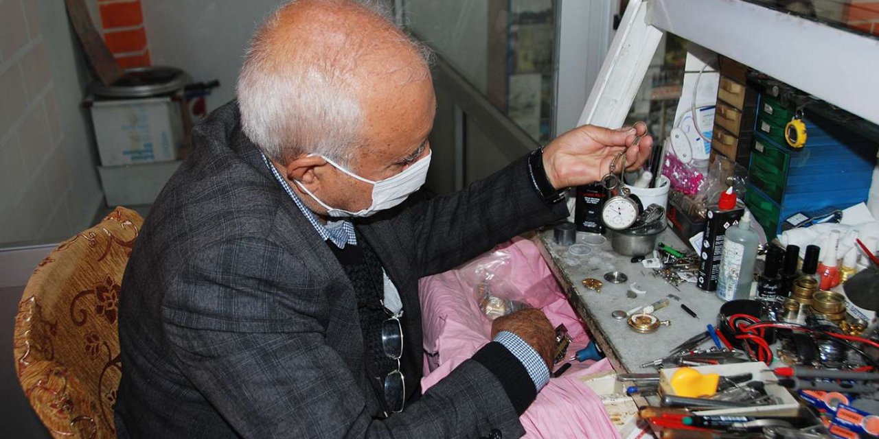 Saat tamir ederek üç çocuğunu okutup meslek sahibi yaptı