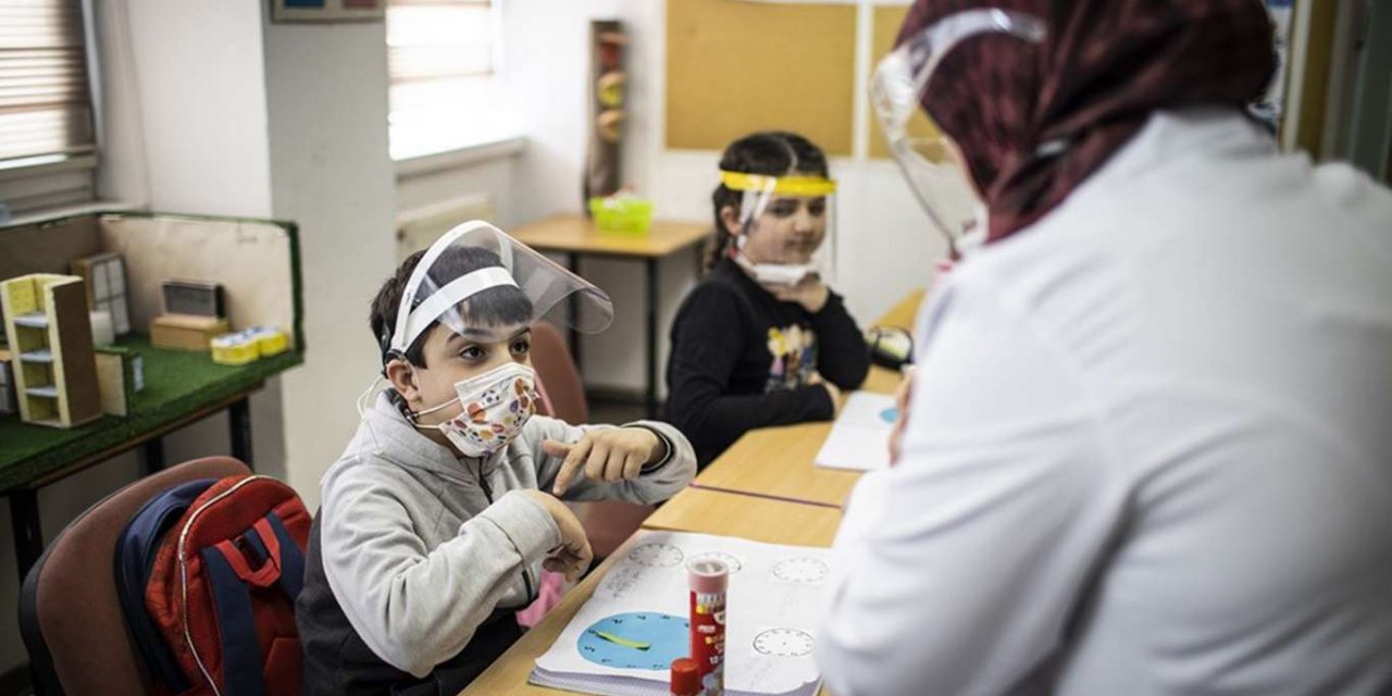 Resmi dairelerde işitme engellilere işaret dili desteği