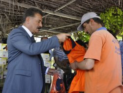 Temizlik işçileri yeni elbiselerine kavuştu