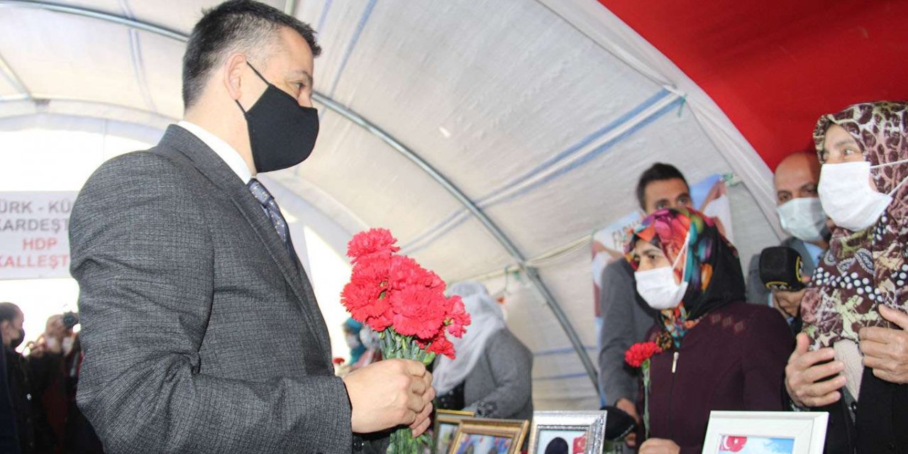 Tarım ve Orman Bakanı Pakdemirli evlat nöbeti tutan aileleri ziyaret etti