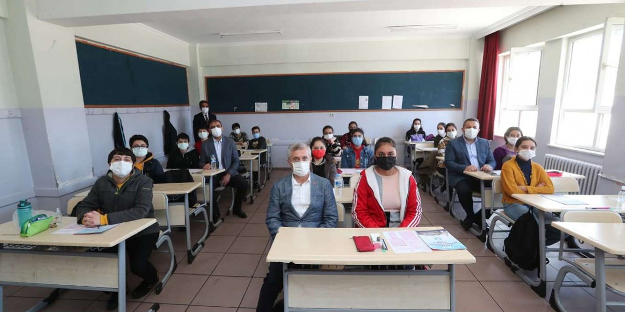 Ortaokul ve lise öğrencileri sınava hazırlanıyor