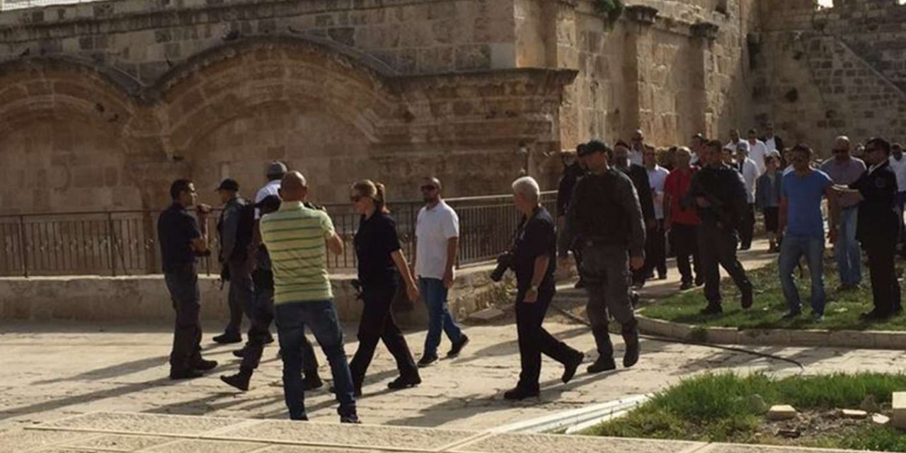 Yüzlerce siyonist zor kullanarak Mescid-i Aksa’ya girdi