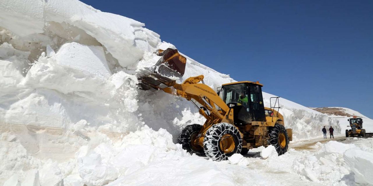 Nisan ayında karla mücadele çalışmaları sürüyor