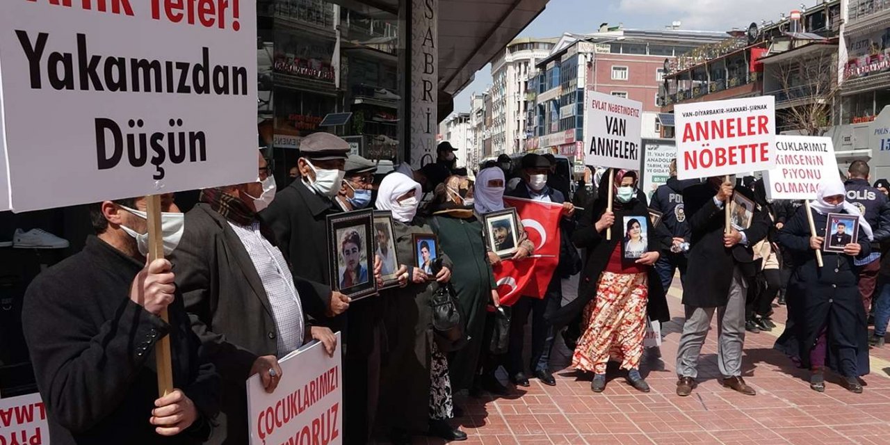 Evlatları kandırılarak dağa kaçırılan ailelerin eylemi devam ediyor