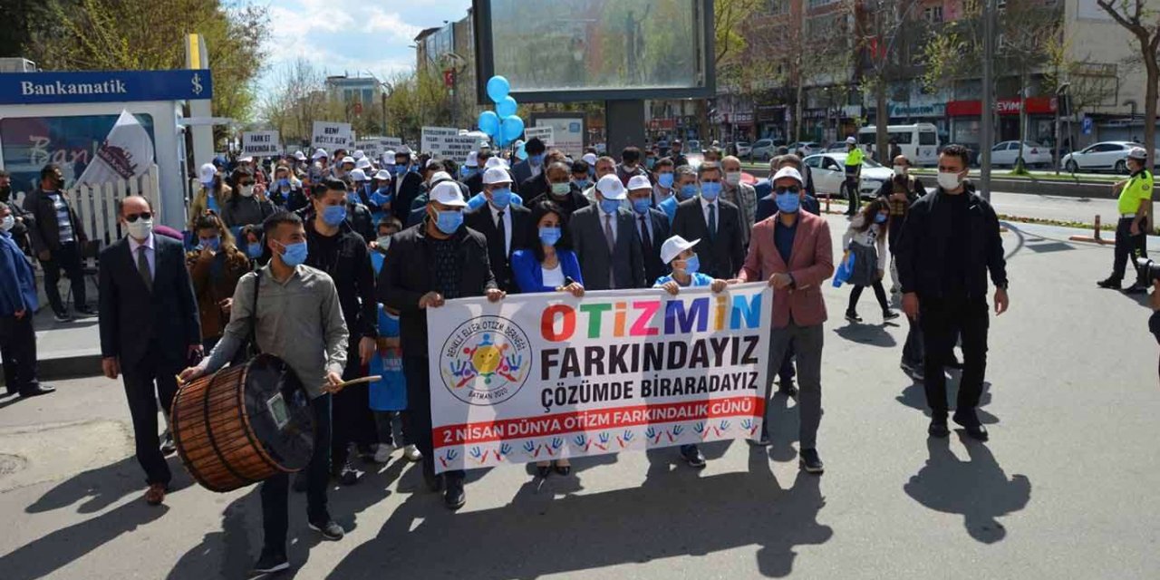 Otizme dikkat çekmek için yürüdüler