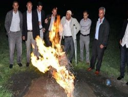 Muş'ta fışkıran su yanıyor