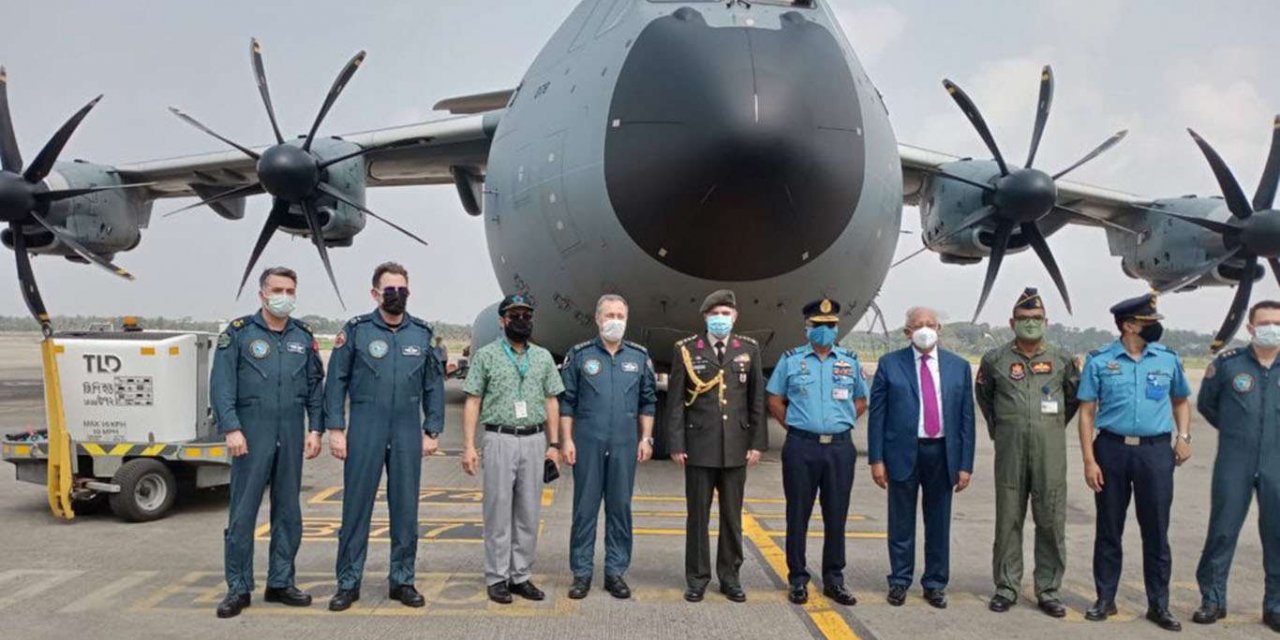 Arakanlı Müslümanlar için ağır iklim sahra hastanesini taşıyan kargo uçağı Bangladeş'te