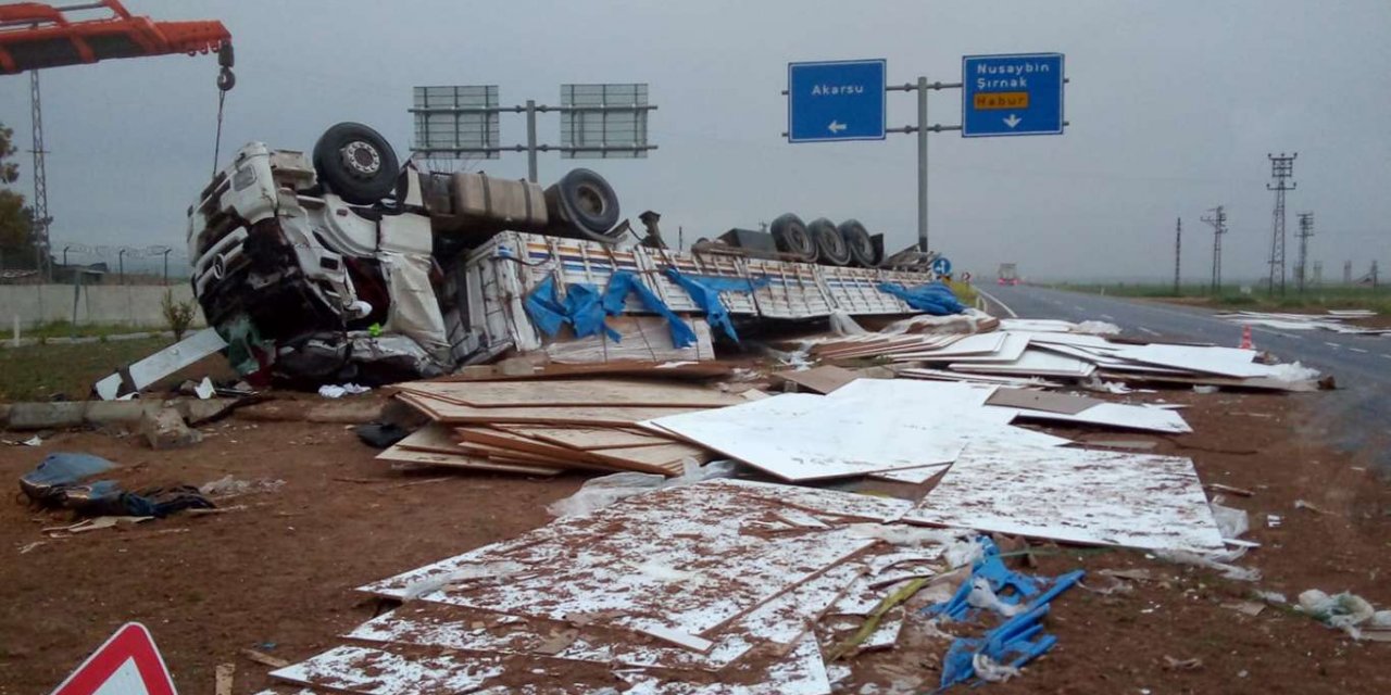 Mardin karayolunda tır devrildi: 2 yaralı
