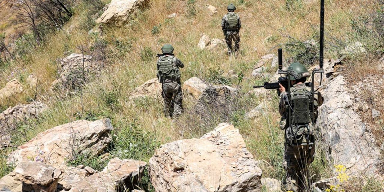 Hakurk'ta PKK'ye ait silah ve mühimmat ele geçirildi