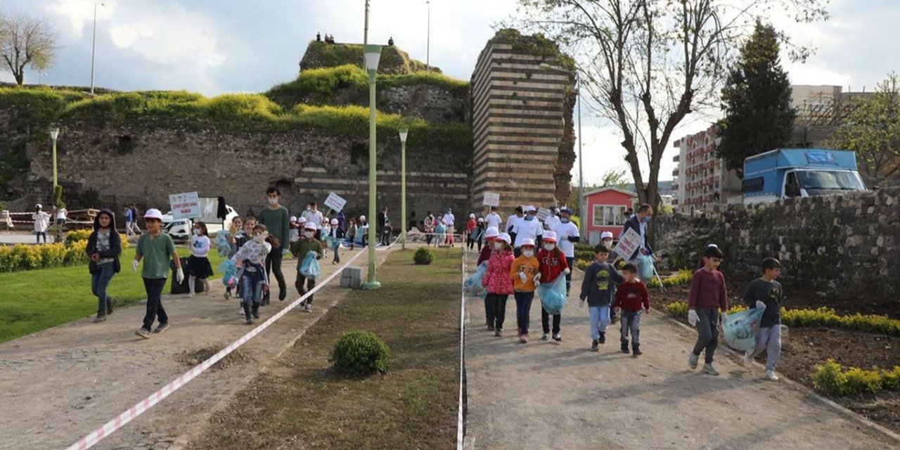 Şırnak'ta çocuklar farkındalık oluşturmak için çevre temizliği yaptı