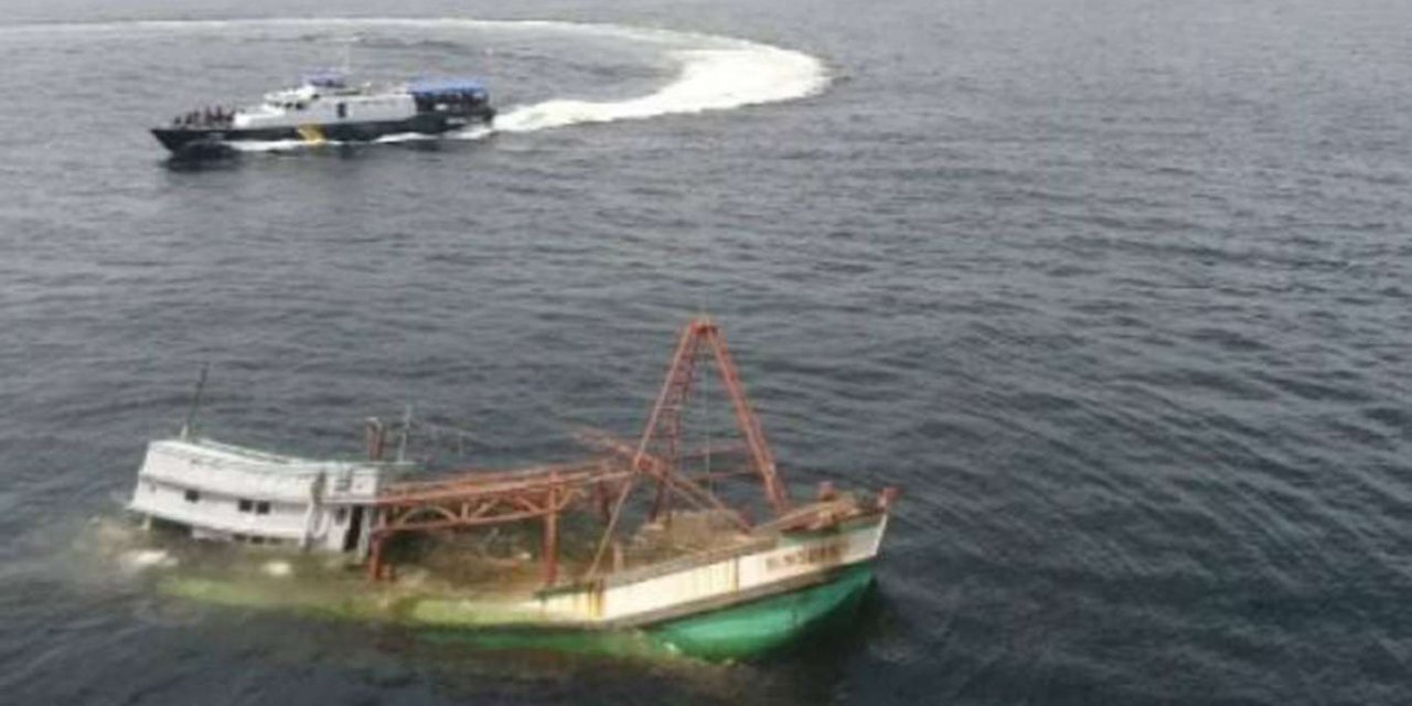 Indonesia: A collision between cargo ship and fishing boat leaves 2 dead, 15 missing