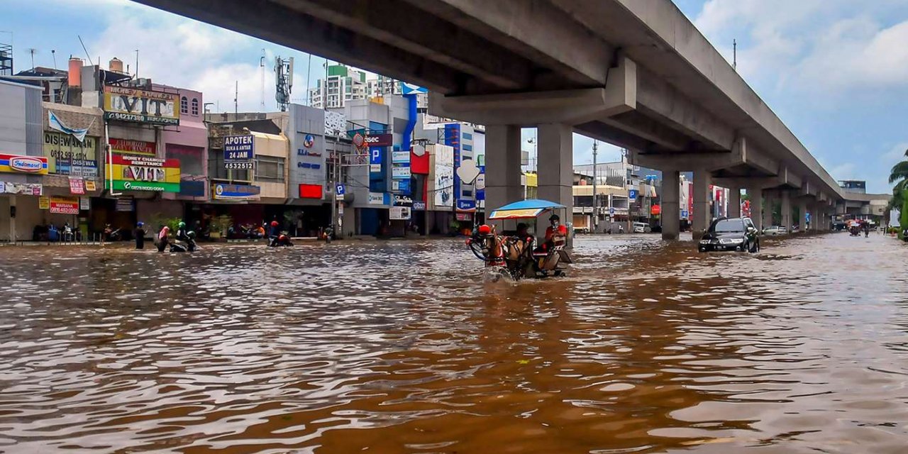Endonezya'da meydana gelen sel felaketinde ölü sayısı 44'e yükseldi