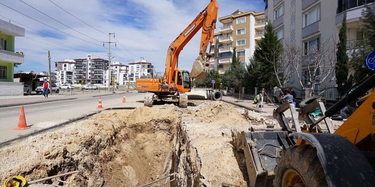 Eski Besni Caddesi'ndeki yer altı boruları değişiyor