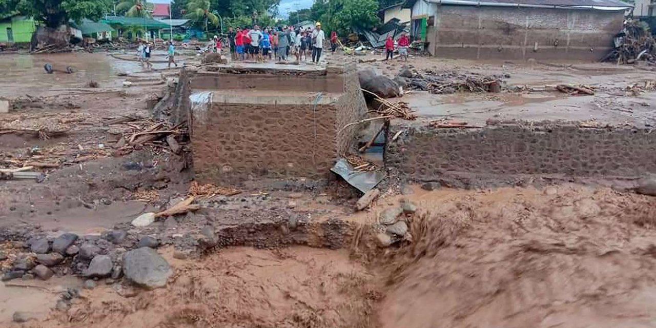 Death toll from Indonesia floods, landslides rises to 55
