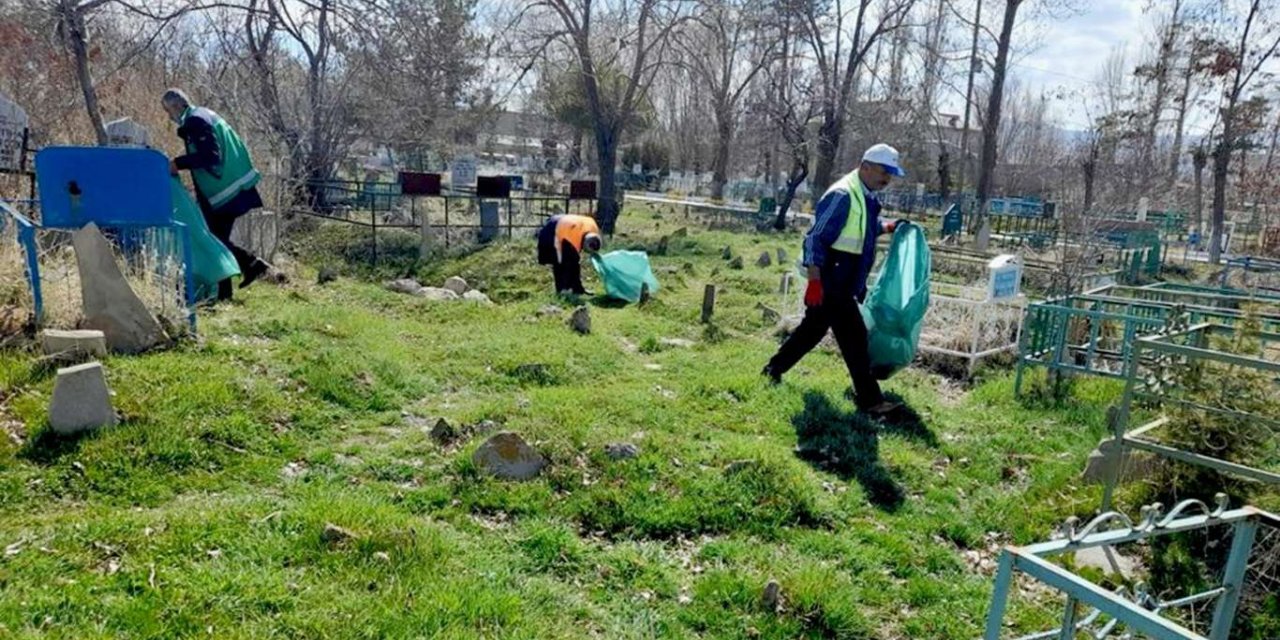 Mezarlıklarda bahar temizliği başladı
