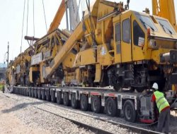 Dev makine 240 tekerlikli taşıyıcıyla götürüldü