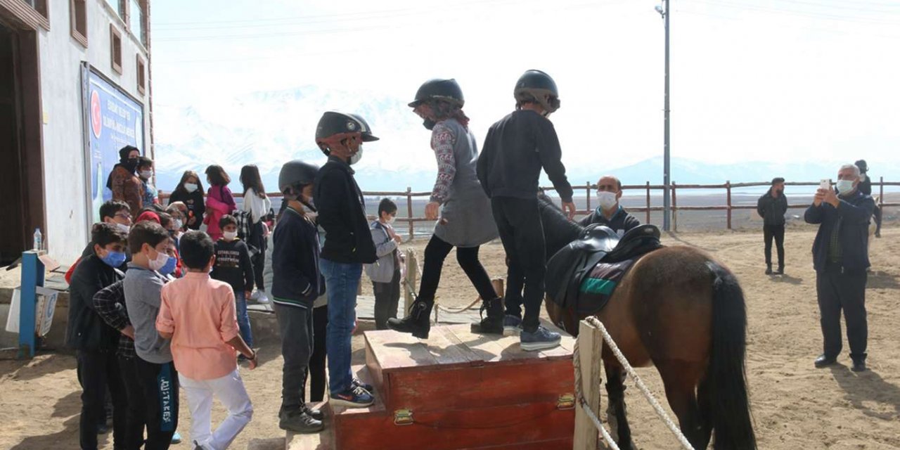 İlkokul öğrencisinin erdemli davranışı takdir topladı