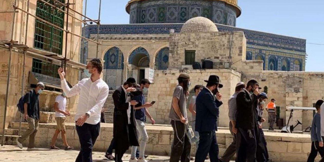 Dozens of zionist settlers storm Al-Aqsa courtyards
