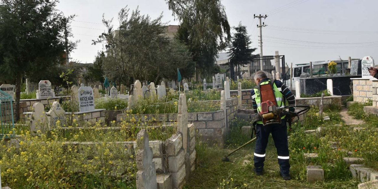 Nusaybin'de mezarlıklarda temizlik çalışmalarına başlandı