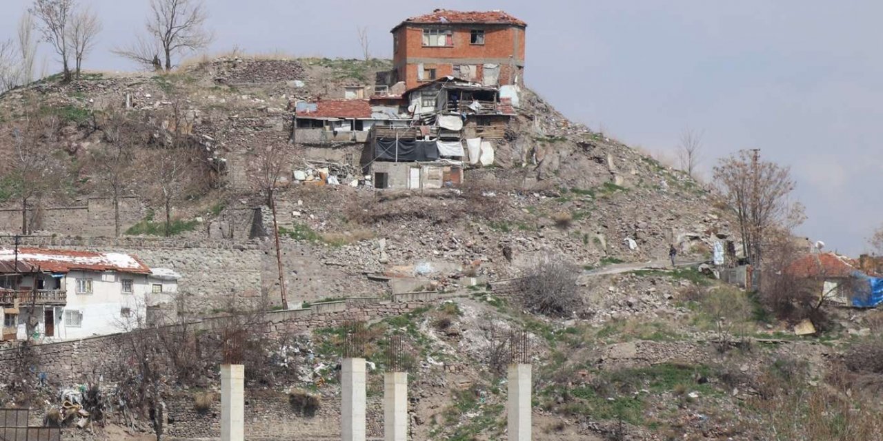 Tarihi Ankara Kalesi ve Hacı Bayram Cami çevresine yakışmayan görüntüler