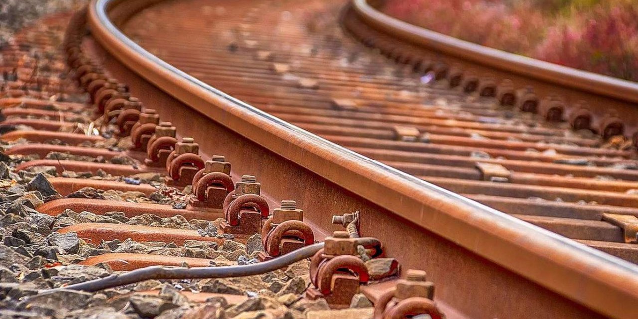 Adana’da yük trenleri çarpıştı: 2 yaralı