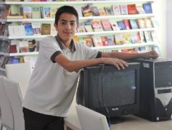 Bilgisayarını okulun kütüphanesine bağışladı