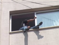 Kucağında bebeğiyle intihara kalkıştı