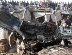 Pakistan'da miting kana bulandı