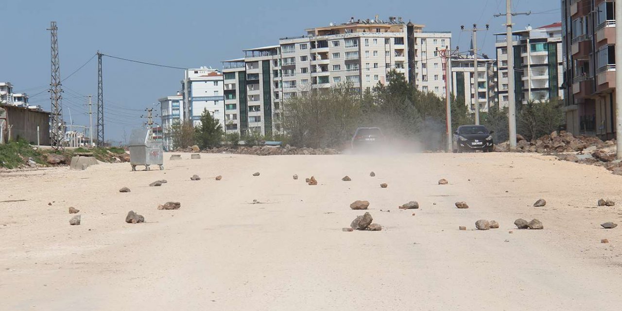 Diyarbakır'da tozdan rahatsız olan mahalleli sokağı araç trafiğine kapattı