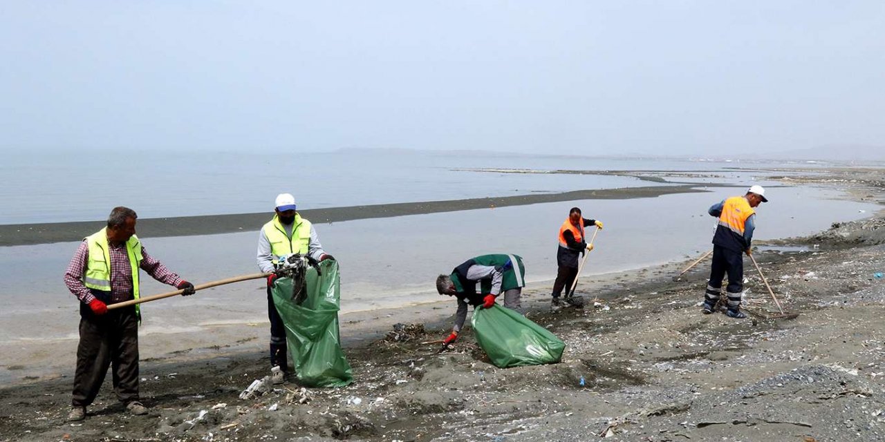 Van Gölü sahilinden 10 ton çöp toplandı