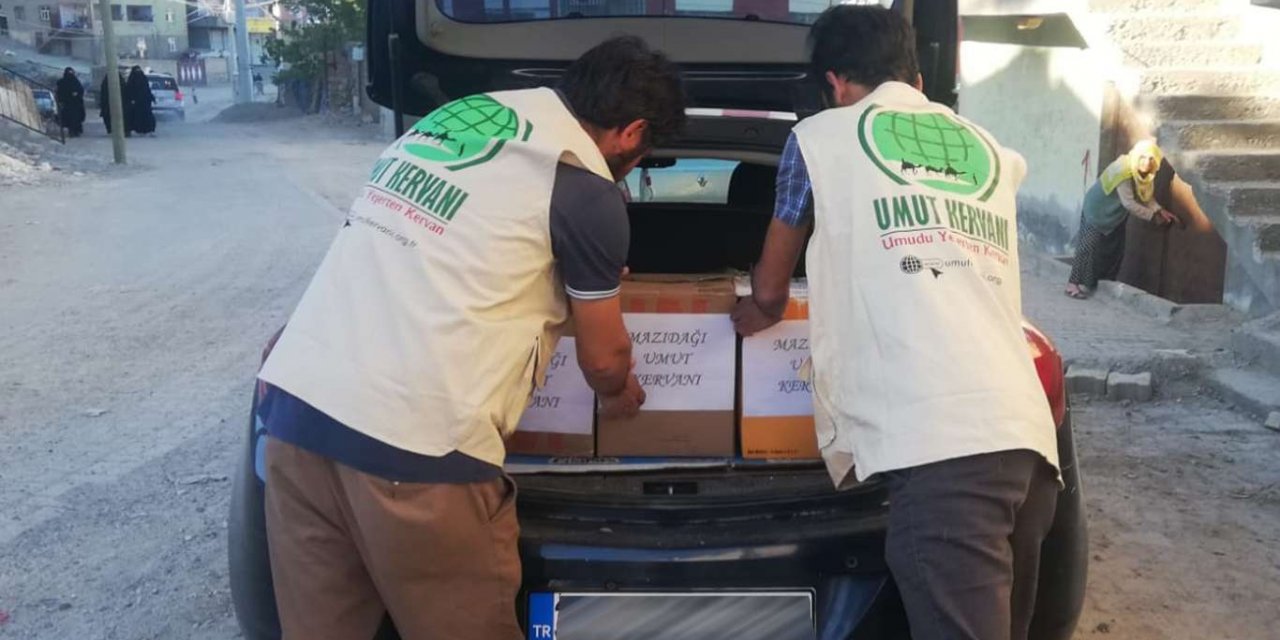 Umut Kervanı Mazıdağı’nda onlarca yetim ve muhtaç aileye gıda paketi dağıttı