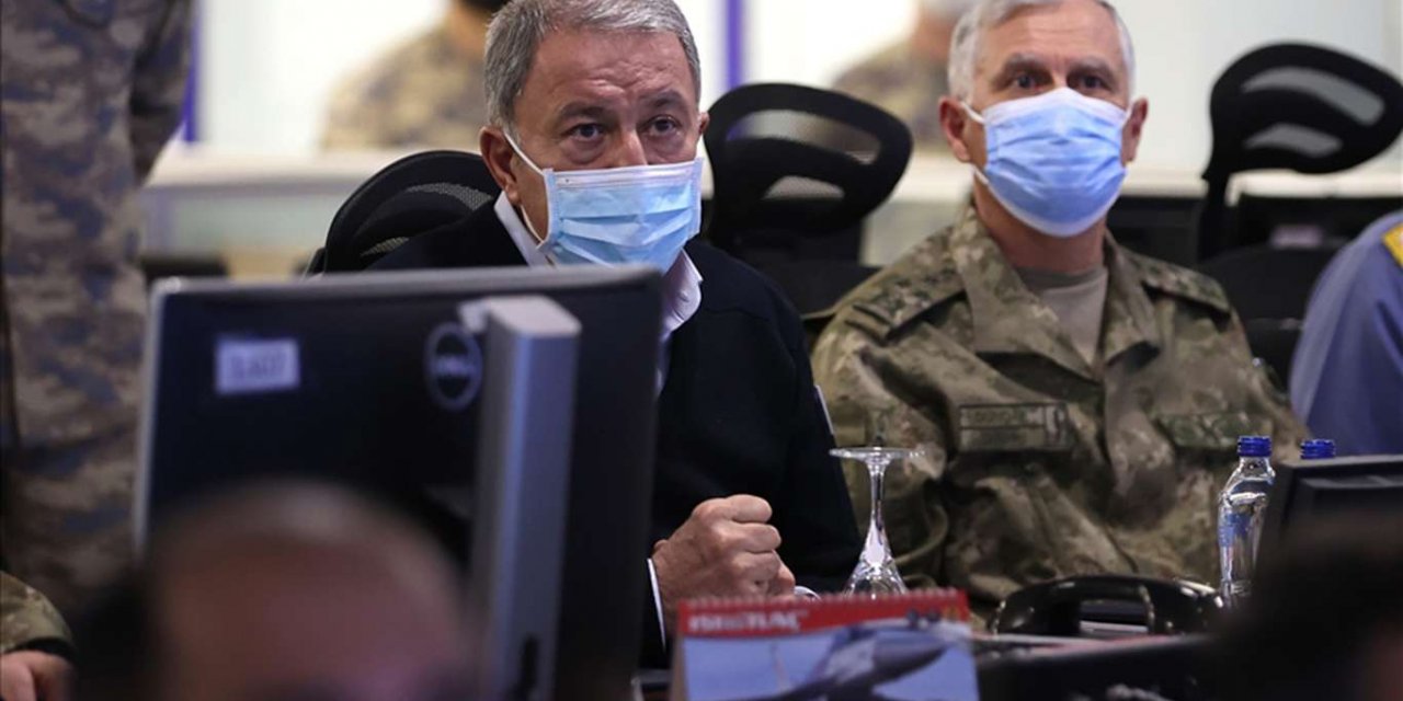 Bakan Akar ve TSK komuta kademesi operasyonları sevk ediyor