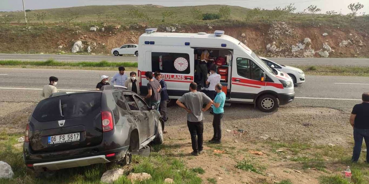 Şarampole yuvarlanan otomobil kayalıklara çarptı: 3 yaralı