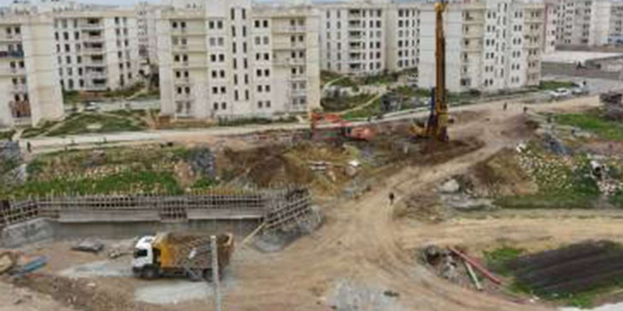 Nusaybin'de Çağ Deresi üzerinde iki köprünün inşaatı hızla devam ediyor