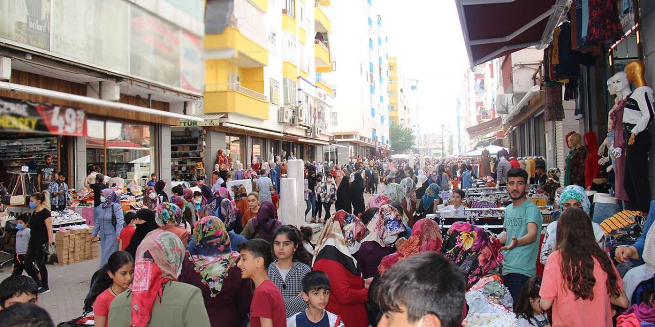 ​Halk tam kapanma öncesi çarşı-pazara akın etti