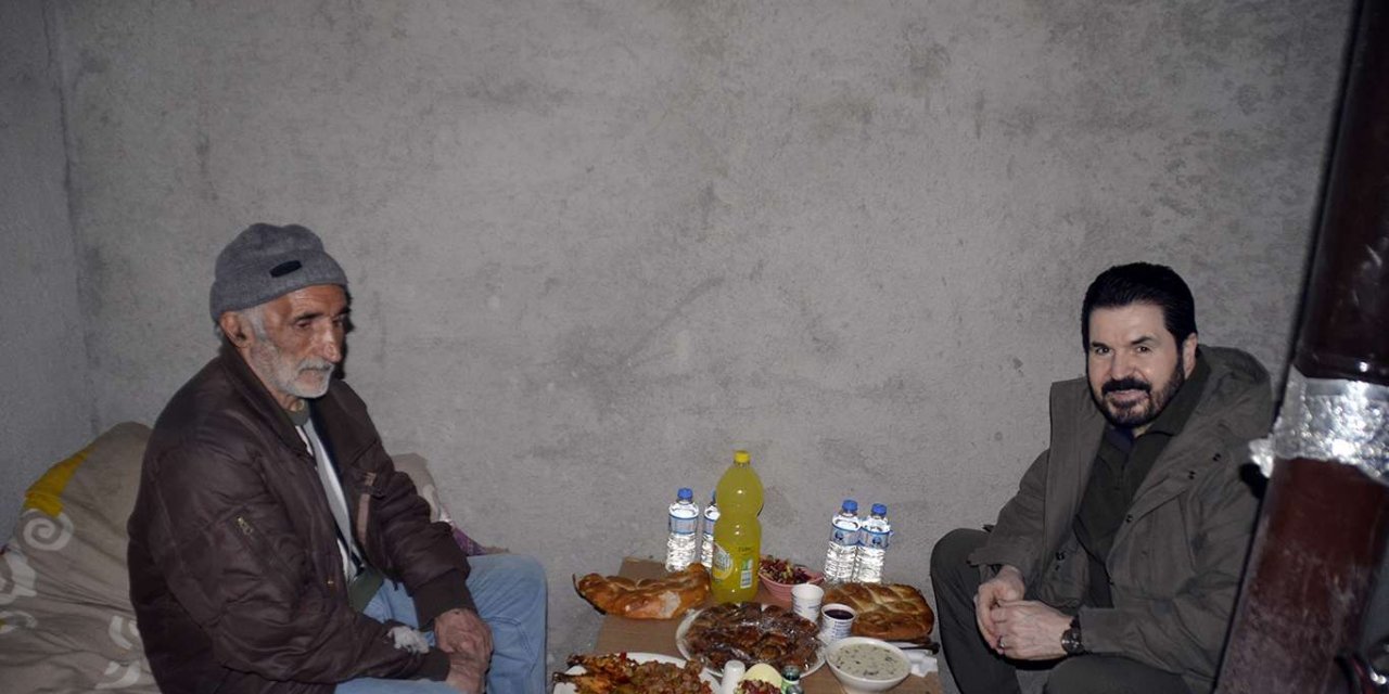 Ağrı Belediye Başkanı Savcı Sayan yalnız başına yaşayan yaşlı adama konuk oldu