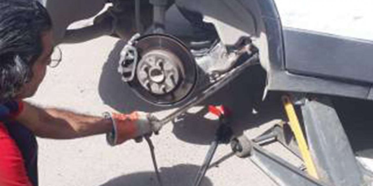 Otomobil motoruna giren yılan itfaiye ekipleri tarafından çıkarıldı