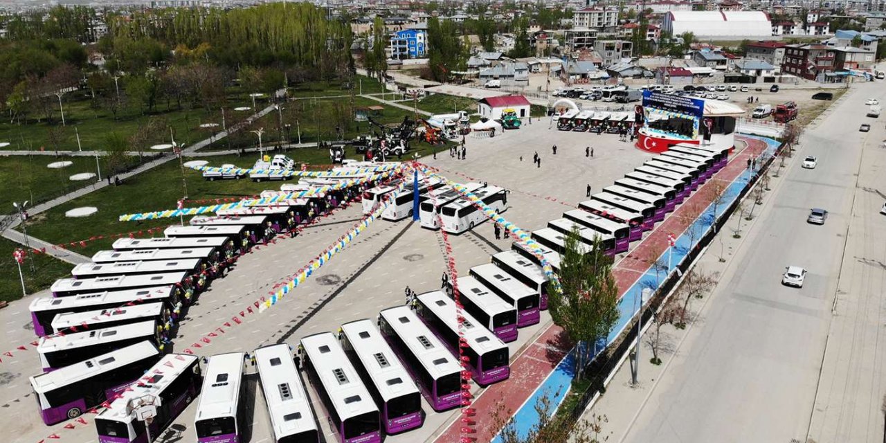 Van Büyükşehir Belediyesi aldığı 79 yeni aracı tanıttı