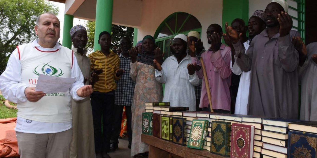 IHO-EBRAR li Ugandayê bi hezaran Qur’ana Kerîm belav kir