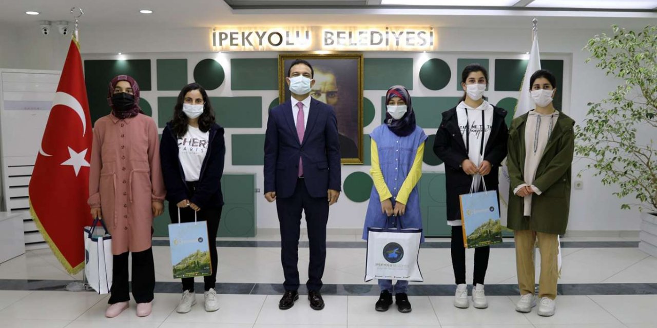 Van'da düzenlenen online kitap okuma yarışmasında ödüller sahiplerini buldu